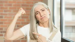 Sport tegen het ouder worden: 53-jarige vrouw onthult het geheim van strakke armen