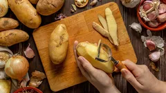 Een kilo in twee minuten: een truc om aardappelen supersnel te schillen