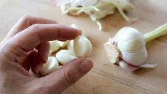 Geen zeep of chemicaliën: een methode om snel de geur van knoflook van je handen te verwijderen